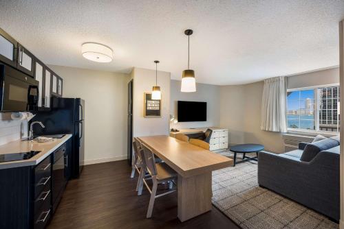 Suite de 1 dormitorio del hotel Sonesta Simply Suites Jersey City. Foto 1