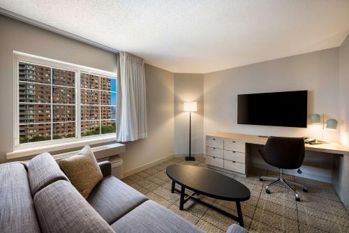 Suite de 1 dormitorio con vistas parciales al puerto del hotel Sonesta Simply Suites Jersey City. Foto 5
