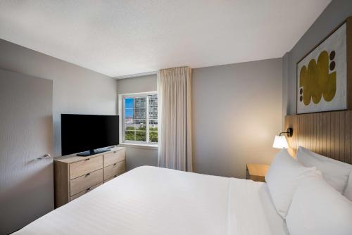 Suite de 1 dormitorio con vistas a Nueva York del hotel Sonesta Simply Suites Jersey City