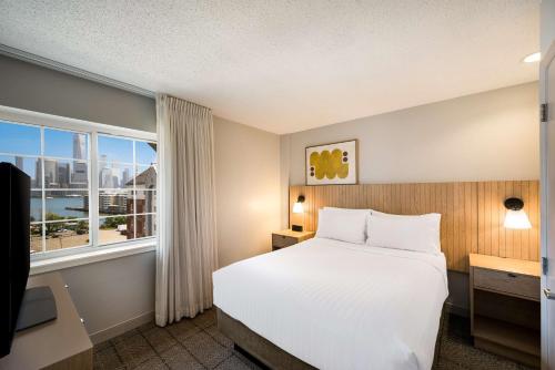 Suite de 1 dormitorio con vistas a Nueva York del hotel Sonesta Simply Suites Jersey City. Foto 1