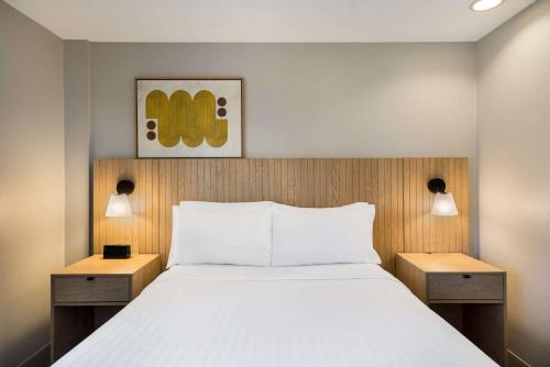 Suite de 1 dormitorio con cama grande del hotel Sonesta Simply Suites Jersey City