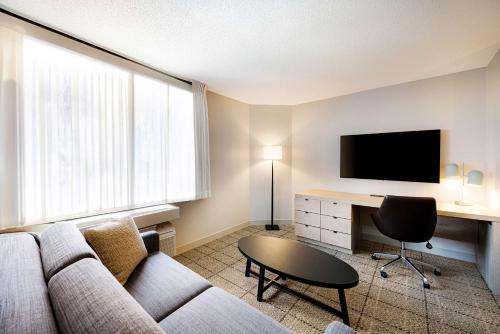 Suite de 1 dormitorio con cama grande del hotel Sonesta Simply Suites Jersey City. Foto 5