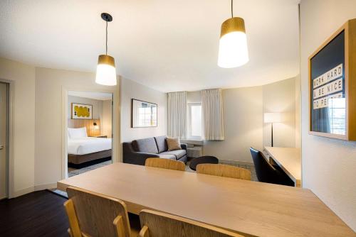 Suite de 1 dormitorio con cama grande del hotel Sonesta Simply Suites Jersey City. Foto 6