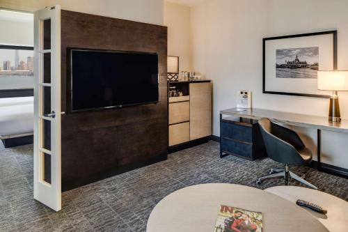 Suite Doble Premium con vistas - No fumadores del hotel Doubletree Jersey City. Foto 4