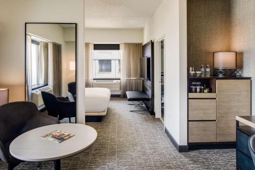 Suite Junior con sofá cama - Cama doble grande del hotel Doubletree Jersey City. Foto 3