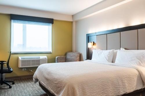 Habitación Estándar - Cama extragrande del hotel Holiday Inn Express Maspeth. Foto 3