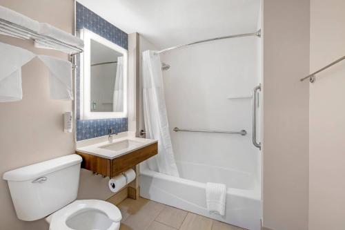 Queen Room with Tub - Disability Access/Non Smoking del hotel Country Inn & Suites by Radisson, Staten Island. Foto 2