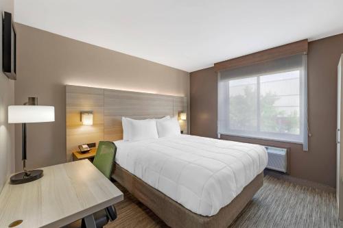 Habitación con 1 cama grande y ducha accesible en silla de ruedas - Adaptada para personas con discapacidad - No fumadores del hotel Country Inn & Suites by Radisson, Staten Island. Foto 1