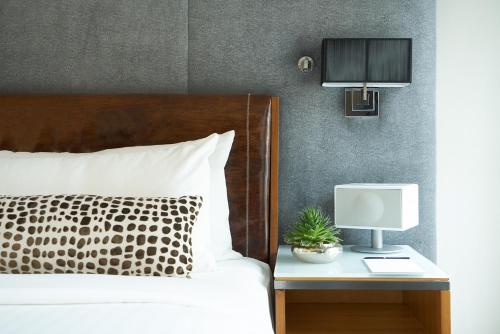 Habitación Doble Premier con cama extragrande del hotel 48Lex. Foto 2