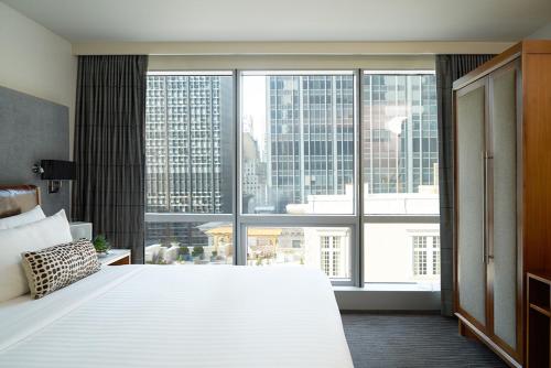 Habitación Doble Premier con cama extragrande del hotel 48Lex. Foto 3