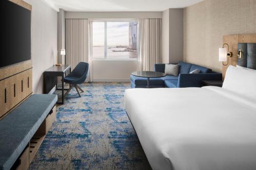 Habitación con cama extragrande. del hotel Hyatt Regency Jersey City on the Hudson