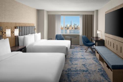 Habitación Doble con 2 camas dobles y vistas a la ciudad de Nueva York del hotel Hyatt Regency Jersey City on the Hudson. Foto 1