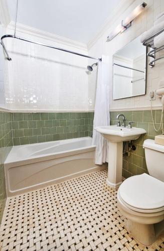 Estudio Ático con cama extragrande del hotel Radio City. Foto 6