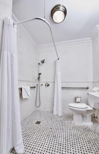 Apartamento de 1 dormitorio - 2 camas dobles y sofá cama - Adaptado para personas con movilidad reducida/discapacidad auditiva del hotel Radio City. Foto 3
