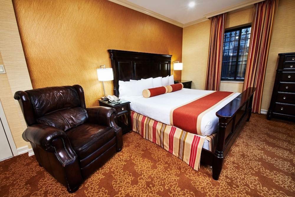 Ático, 1 cama de matrimonio grande, cocina básica del hotel Radio City. Foto 4