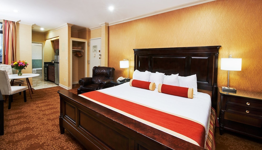 Ático, 1 cama de matrimonio grande, cocina básica del hotel Radio City. Foto 5