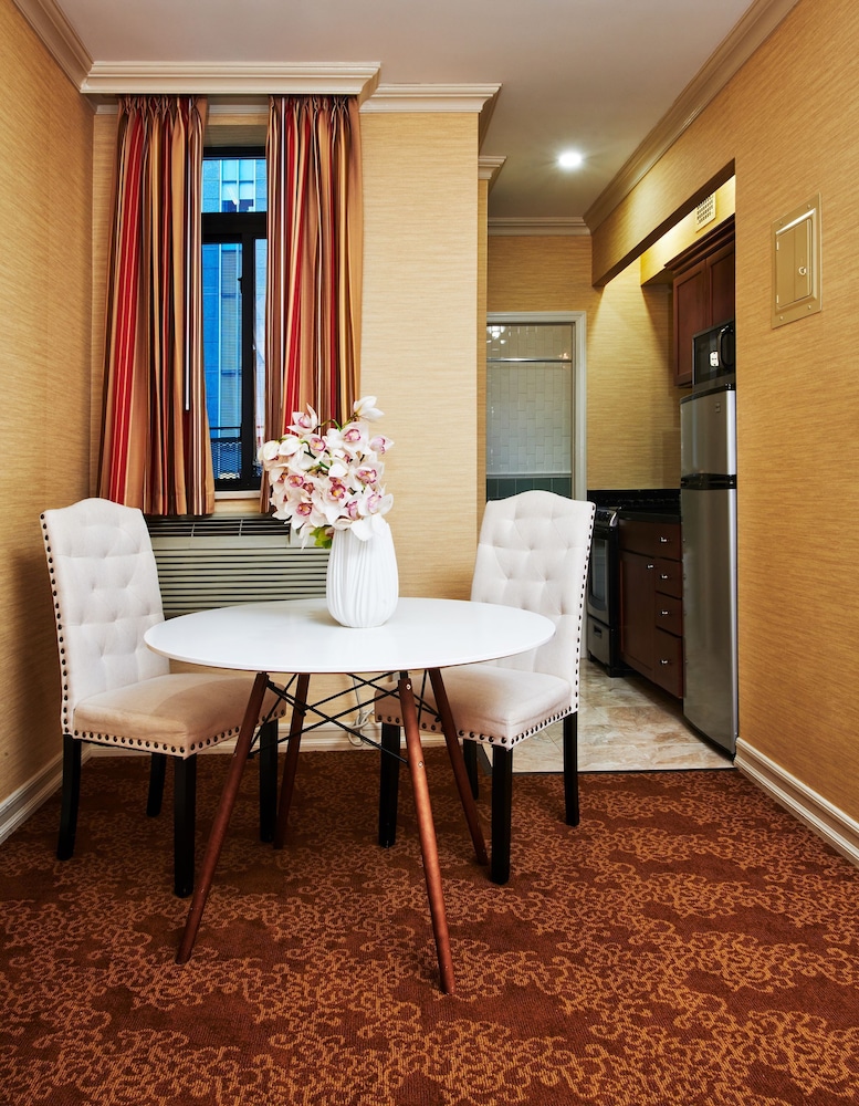 Ático, 1 cama de matrimonio grande, cocina básica del hotel Radio City. Foto 8