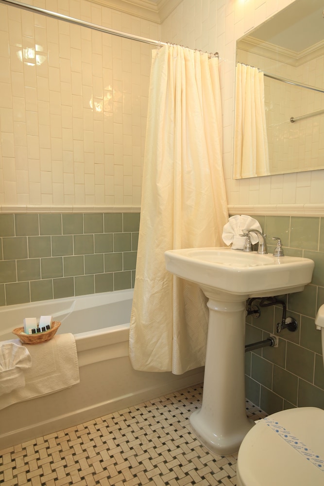 Ático, 1 cama de matrimonio grande, cocina básica del hotel Radio City. Foto 10