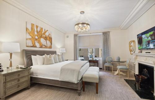 Habitación Interior con cama extragrande del hotel Sherry Netherland. Foto 1