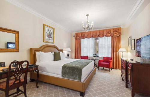 Habitación Interior con cama extragrande del hotel Sherry Netherland. Foto 3
