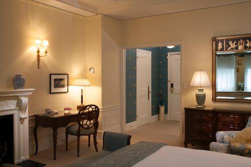 Habitación Interior con cama extragrande del hotel Sherry Netherland. Foto 5