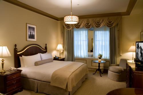 Habitación Interior con cama extragrande del hotel Sherry Netherland. Foto 7