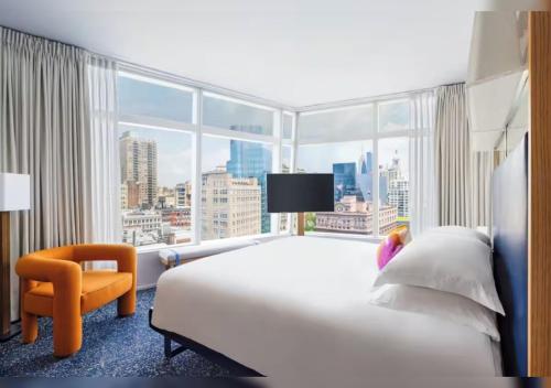 Habitación Superior con cama extragrande del hotel The Standard, East Village. Foto 3