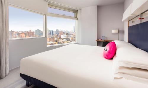 Habitación Estándar - Cama extragrande del hotel The Standard, East Village