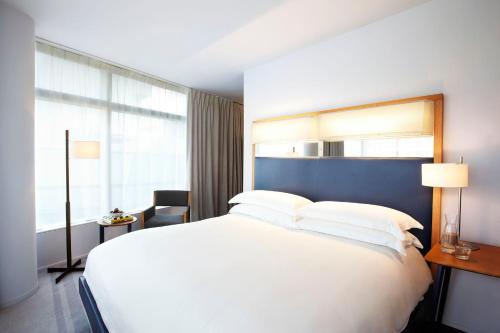 Habitación Estándar - Cama extragrande del hotel The Standard, East Village. Foto 1