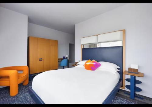 Habitación adaptada para personas con movilidad reducida - Cama grande del hotel The Standard, East Village. Foto 1
