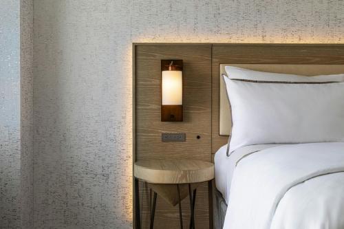 Habitación Tradicional con cama extragrande y ducha accesible en silla de ruedas - Adaptada para personas con movilidad reducida del hotel Westin Jersey City Newport. Foto 3