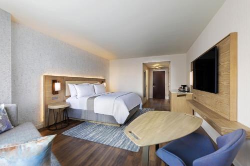 Habitación Tradicional con cama extragrande - Adaptada para personas con discapacidad auditiva del hotel Westin Jersey City Newport. Foto 1