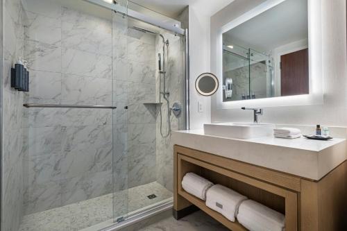 Habitación Tradicional con cama extragrande - Adaptada para personas con discapacidad auditiva del hotel Westin Jersey City Newport. Foto 4