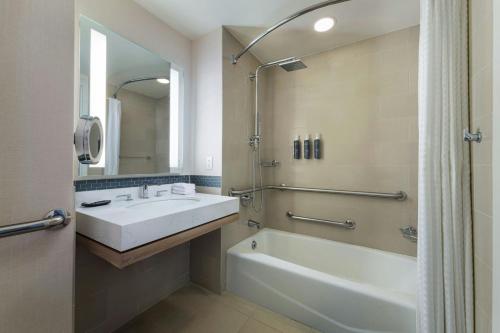 Habitación Doble Deluxe con ducha accesible en silla de ruedas - Adaptada para personas con movilidad reducida del hotel Westin Jersey City Newport. Foto 4