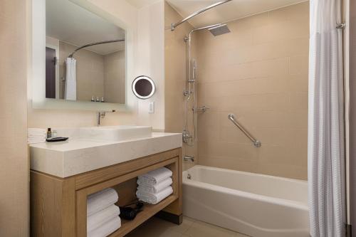 Deluxe Double Room with Tub - Mobility Accessible del hotel Westin Jersey City Newport. Foto 2