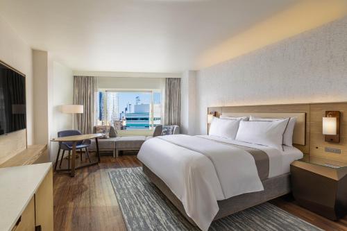 Habitación Deluxe con ducha accesible en silla de ruedas - Cama extragrande - Adaptada para personas con discapacidad auditiva y movilidad reducida del hotel Westin Jersey City Newport. Foto 2