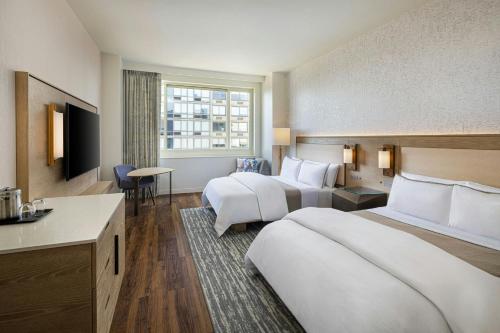 Traditional Double Room with Roll - In Shower - Mobility/Hearing Accessible del hotel Westin Jersey City Newport. Foto 4