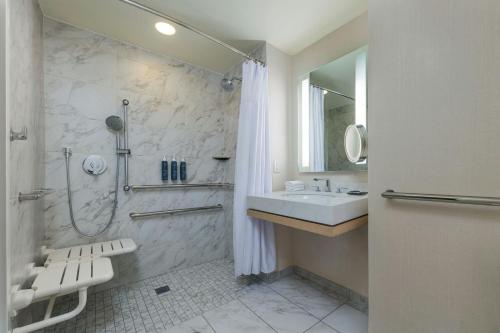 Habitación Deluxe adaptada para personas con discapacidad auditiva - Cama extragrande del hotel Westin Jersey City Newport. Foto 5