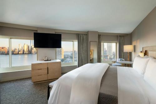 Habitación con cama extragrande. del hotel Westin Jersey City Newport
