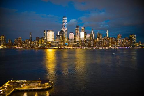 Habitación con cama extragrande. del hotel Westin Jersey City Newport. Foto 1