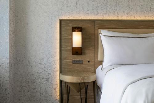 Habitación Tradicional con cama extragrande y ducha accesible en silla de ruedas - Adaptada para personas con movilidad reducida del hotel Westin Jersey City Newport. Foto 1