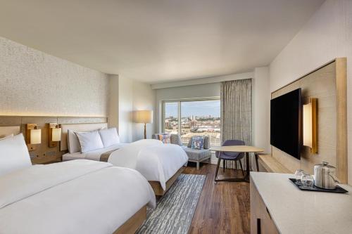 Habitación Doble Deluxe con ducha accesible en silla de ruedas - Adaptada para personas con movilidad reducida del hotel Westin Jersey City Newport. Foto 7