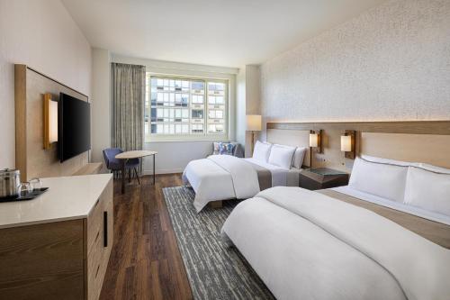 Habitación Doble Deluxe con ducha accesible en silla de ruedas - Adaptada para personas con movilidad reducida del hotel Westin Jersey City Newport. Foto 8