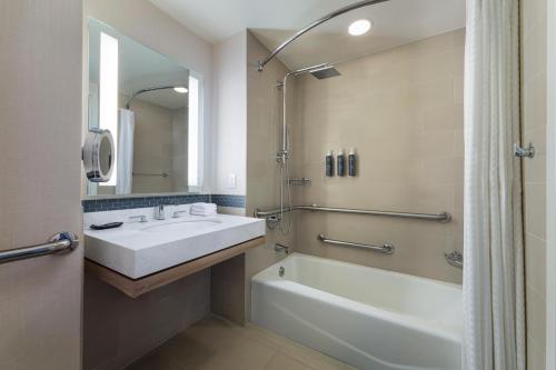 Deluxe King Room with Adapted Tub - Mobility Accessible del hotel Westin Jersey City Newport. Foto 6