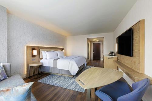 Habitación Tradicional con cama extragrande y ducha accesible en silla de ruedas - Adaptada para personas con movilidad reducida del hotel Westin Jersey City Newport. Foto 8