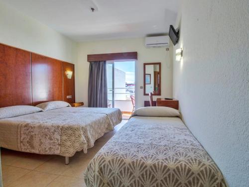 Habitación Triple del hotel Nch Torremolinos. Foto 1