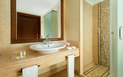 Habitación Doble Deluxe del hotel Rixos Almaty. Foto 1