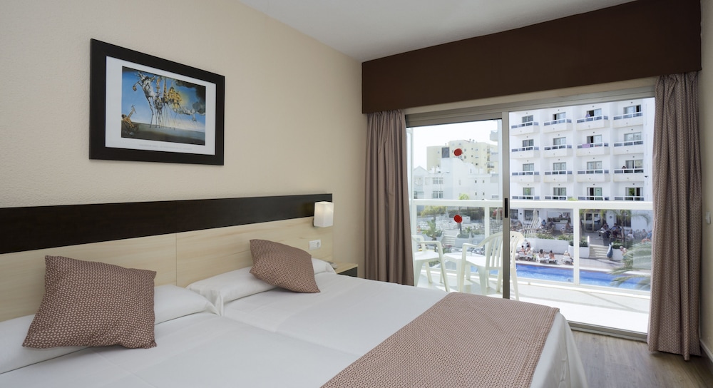Habitación doble, 1 cama doble o 2 individuales, terraza, vistas a la piscina del hotel Sandos Griego. Foto 3