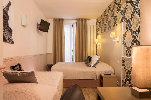 Habitación Triple Clásica del hotel CITE ROUGEMONT. Foto 2