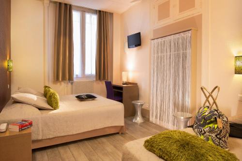 Habitación Triple Clásica del hotel CITE ROUGEMONT. Foto 3
